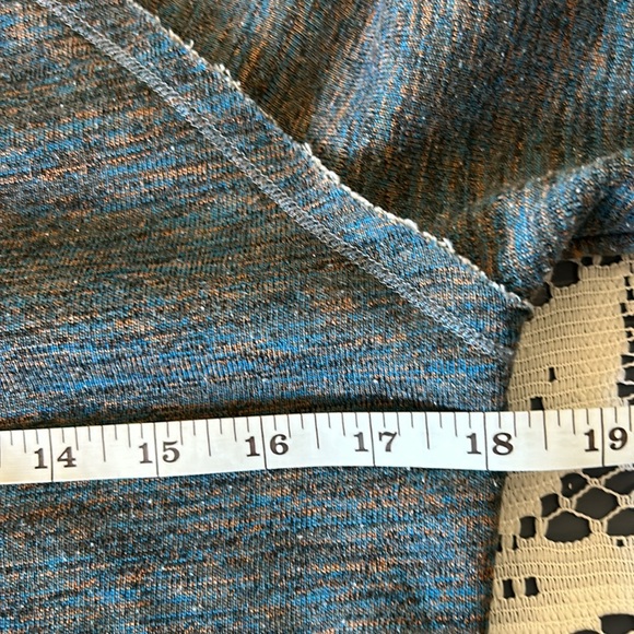 Kut from the kloth VGUC shirt blue gold heathered design, raw hem, stitching - Picture 12 of 14